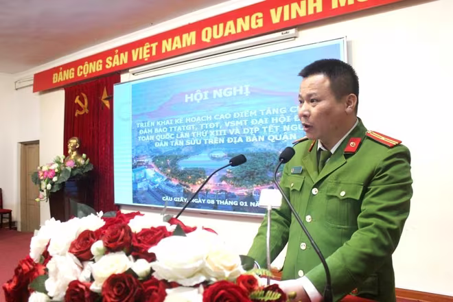 Thiếu tá Lê Thế Tùng, Phó trưởng CAQ Cầu Giấy thay mặt Ban chỉ huy CAQ báo cáo, nêu quyết tâm thực hiện hiệu quả cao điểm đảm bảo TTATGT, TTĐT... Thiếu tá Lê Thế Tùng, Phó trưởng CAQ Cầu Giấy thay mặt Ban chỉ huy CAQ báo cáo, nêu quyết tâm thực hiện hiệu quả cao điểm đảm bảo TTATGT, TTĐT...