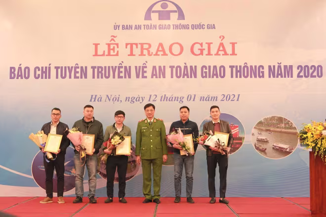 Thiếu tướng Nguyễn Duy Ngọc, Thứ trưởng Bộ Công an, Phó Chủ tịch UBATGT Quốc gia trao thưởng và chúc mừng cho các tác giả đoạt giải Nhì Thiếu tướng Nguyễn Duy Ngọc, Thứ trưởng Bộ Công an, Phó Chủ tịch UBATGT Quốc gia trao thưởng và chúc mừng cho các tác giả đoạt giải Nhì