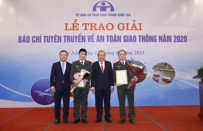 Đồng chí Trương Hòa Bình - Ủy viên Bộ Chính trị, Phó Thủ tướng Thường trực Chính phủ, Chủ tịch UBATGT Quốc gia chụp ảnh lưu niệm, chúc mừng các tác giả của Báo ANTĐ đoạt giải Ba Đồng chí Trương Hòa Bình - Ủy viên Bộ Chính trị, Phó Thủ tướng Thường trực Chính phủ, Chủ tịch UBATGT Quốc gia chụp ảnh lưu niệm, chúc mừng các tác giả của Báo ANTĐ đoạt giải Ba