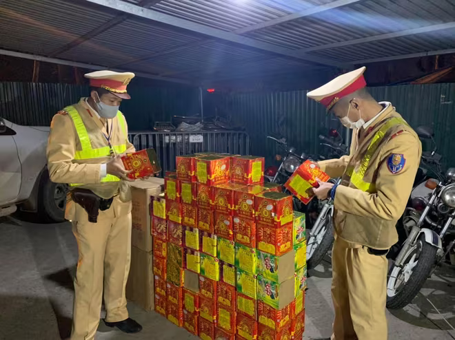 Hàng trăm hộp pháo hoa được đối tượng vận chuyển từ Cao Bằng qua Hà Nội đã bị CSGT phát hiện Hàng trăm hộp pháo hoa được đối tượng vận chuyển từ Cao Bằng qua Hà Nội đã bị CSGT phát hiện