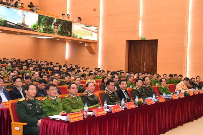 Các đồng chí Lãnh đạo Bộ Công an, UBND TP Hà Nội...nghe đại diện CATP Hà Nội báo cáo các phương án bảo vệ tuyệt đối ANTT Đại hội Đảng lần thứ XIII Các đồng chí Lãnh đạo Bộ Công an, UBND TP Hà Nội...nghe đại diện CATP Hà Nội báo cáo các phương án bảo vệ tuyệt đối ANTT Đại hội Đảng lần thứ XIII
