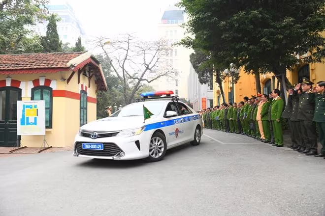 Trước đó, CATP Hà Nội đã tổ chức lễ ra quân đảm bảo tuyệt đối an toàn, phục vụ Đại hội Đảng lần thứ XIII. Công tác đón, dẫn đoàn, đảm bảo ATGT là một trong những nội dung quan trọng