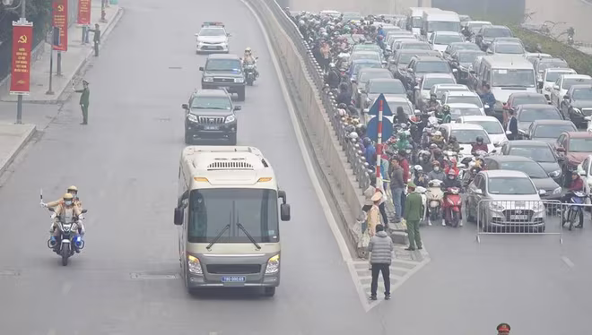 Các kíp dẫn của Phòng CSGT, CATP Hà Nội tham gia đón, dẫn đoàn đại biểu