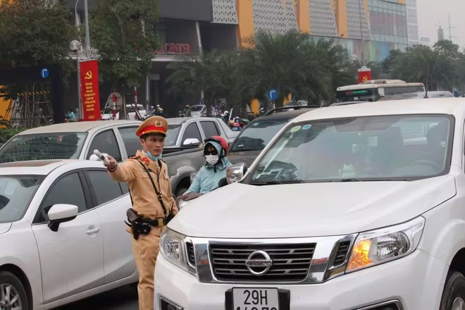 Giao thông tại các ngã tư đều có CSGT được tăng cường phân luồng, hướng dẫn cho người dân tránh ùn tắc