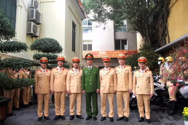 Trung tướng Nguyễn Duy Ngọc, Ủy viên Trung ương Đảng, Thứ trưởng Bộ Công an chụp ảnh lưu niệm với Ban chỉ huy Phòng CSGT, CATP Hà Nội Trung tướng Nguyễn Duy Ngọc, Ủy viên Trung ương Đảng, Thứ trưởng Bộ Công an chụp ảnh lưu niệm với Ban chỉ huy Phòng CSGT, CATP Hà Nội