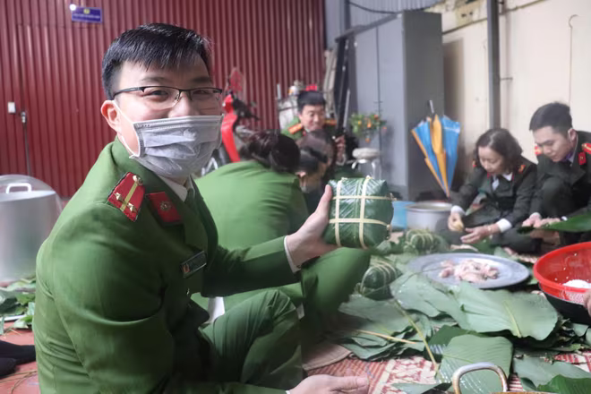 Các đoàn viên, thanh niên của CAQ Hoàn Kiếm vô cùng háo hức tham gia buổi gói bánh tình nghĩa Các đoàn viên, thanh niên của CAQ Hoàn Kiếm vô cùng háo hức tham gia buổi gói bánh tình nghĩa