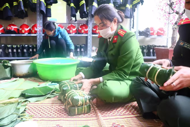 Từng chiếc bánh chưng nghĩa tình mang theo cả tấm lòng quân dân của CAQ Hoàn Kiếm Từng chiếc bánh chưng nghĩa tình mang theo cả tấm lòng quân dân của CAQ Hoàn Kiếm