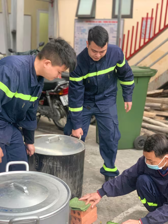 Để luộc hàng trăm chiếc bánh chưng, CBCS của đơn vị phải sử dụng nhiều xoong nồi loại lớn Để luộc hàng trăm chiếc bánh chưng, CBCS của đơn vị phải sử dụng nhiều xoong nồi loại lớn