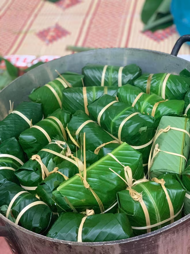 Hàng trăm chiếc bánh chưng sau khi luộc xong sẽ được gửi tăng cho các gia đình có hoàn cảnh khó khăn trên địa bàn Hàng trăm chiếc bánh chưng sau khi luộc xong sẽ được gửi tăng cho các gia đình có hoàn cảnh khó khăn trên địa bàn