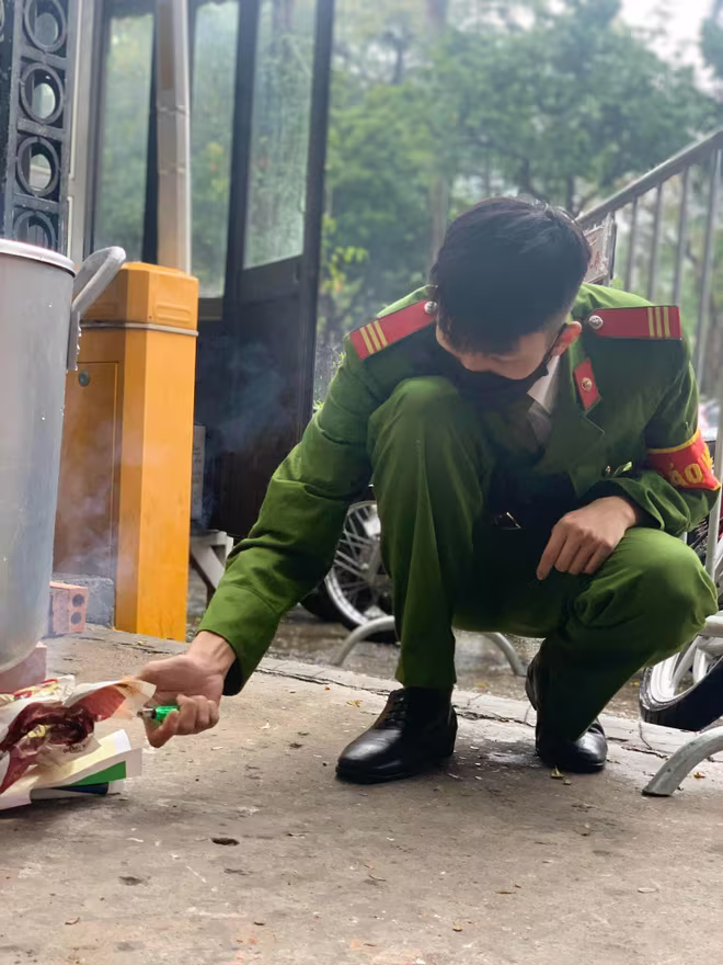 Mọi công đoạn từ gói bánh cho đến luộc bánh đều được các đoàn viên, thanh niên của CAQ Hoàn Kiếm đảm nhiệm Mọi công đoạn từ gói bánh cho đến luộc bánh đều được các đoàn viên, thanh niên của CAQ Hoàn Kiếm đảm nhiệm