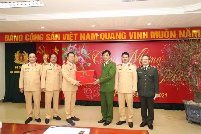 Thứ trưởng Nguyễn Duy Ngọc tặng quà CSGT Thứ trưởng Nguyễn Duy Ngọc tặng quà CSGT
