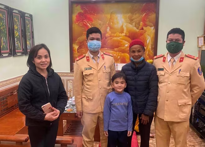 Tổ công tác đã đưa bà cụ trở về trong sự vui mừng của gia đình Tổ công tác đã đưa bà cụ trở về trong sự vui mừng của gia đình