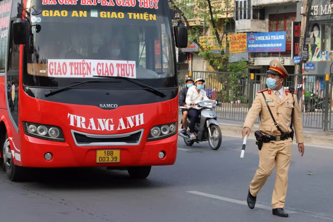 CSGT tăng cường giám sát nhằm đảm bảo hoạt động vận tải hành khách được đảm bảo an toàn, công bằng giữa các nhà xe CSGT tăng cường giám sát nhằm đảm bảo hoạt động vận tải hành khách được đảm bảo an toàn, công bằng giữa các nhà xe