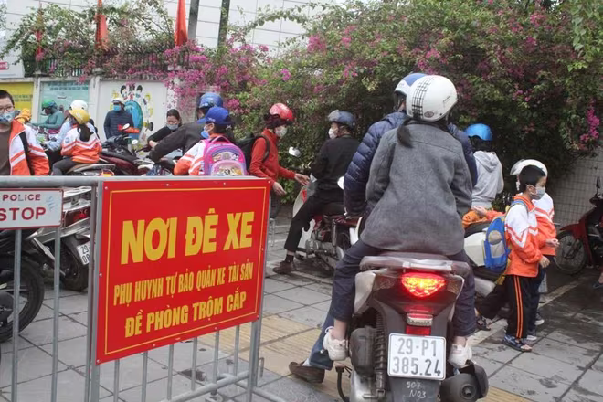 Khu vực để xe được dựng hàng rào phục vụ cha mẹ học sinh đưa đón con đến trường đảm bảo an toàn, thông thoáng