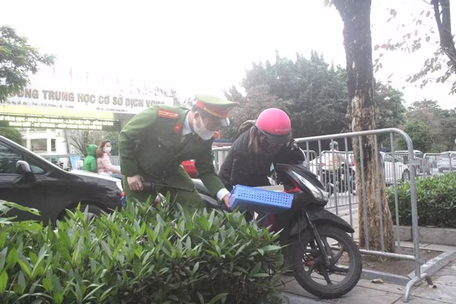 Thiếu tá Trương Quốc Chính, Phó trưởng CAP Dịch Vọng giúp đỡ một phụ huynh làm rơi sách vở khi đưa con đến trường