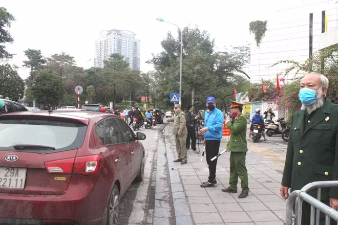 CAP Dịch Vọng cùng với lực lượng cơ sở tham gia phân luồng, đảm bảo ANTT, TTATGT tại các cổng trường học