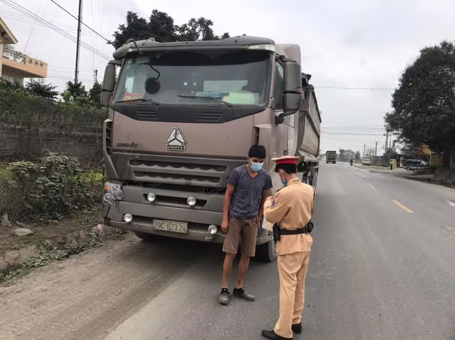 Đội CSGT số 12 tăng cường xử lý nghiêm vi phạm về xe quá tải Đội CSGT số 12 tăng cường xử lý nghiêm vi phạm về xe quá tải