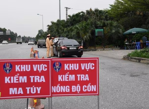 Biển cảnh báo được đặt từ xa để đảm bảo an toàn cho các lái xe khi thực hiện kiểm tra