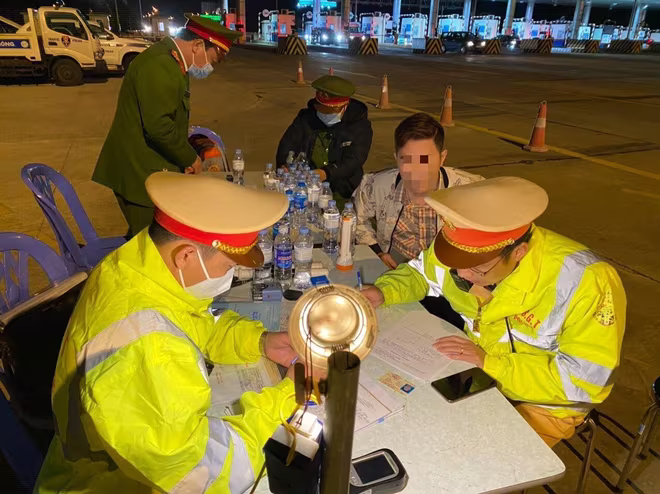 Lực lượng CSGT tiếp tục tăng cường kiểm tra xử lý vi phạm nồng độ cồn Lực lượng CSGT tiếp tục tăng cường kiểm tra xử lý vi phạm nồng độ cồn