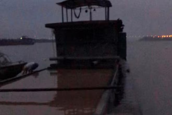 Chiếc tàu nặng hàng trăm tấn khai thác cát trái phép trên sông Hồng bị Đội Cảnh sát đường thủy số 1 phát hiện, bắt giữ Chiếc tàu nặng hàng trăm tấn khai thác cát trái phép trên sông Hồng bị Đội Cảnh sát đường thủy số 1 phát hiện, bắt giữ
