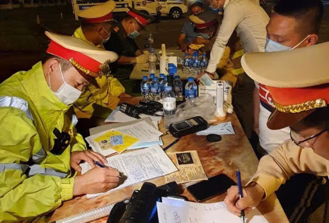 Nhiều lái xe dương tính với ma túy đã bị CSGT phát hiện, xử lý Nhiều lái xe dương tính với ma túy đã bị CSGT phát hiện, xử lý