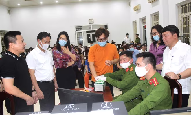 Lãnh đạo UBND quận Cầu Giấy thường xuyên động viên, kiểm tra, đôn đốc Ban chỉ huy CAQ, Công an các phường thực hiện hiệu quả chiến dịch cấp CCCD gắn chíp trên địa bàn Lãnh đạo UBND quận Cầu Giấy thường xuyên động viên, kiểm tra, đôn đốc Ban chỉ huy CAQ, Công an các phường thực hiện hiệu quả chiến dịch cấp CCCD gắn chíp trên địa bàn