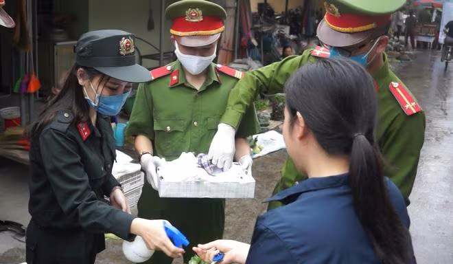 Các lực lượng chức năng tuyên truyền cho nhân dân chấp hành nghiêm quy định phòng, chống dịch Các lực lượng chức năng tuyên truyền cho nhân dân chấp hành nghiêm quy định phòng, chống dịch