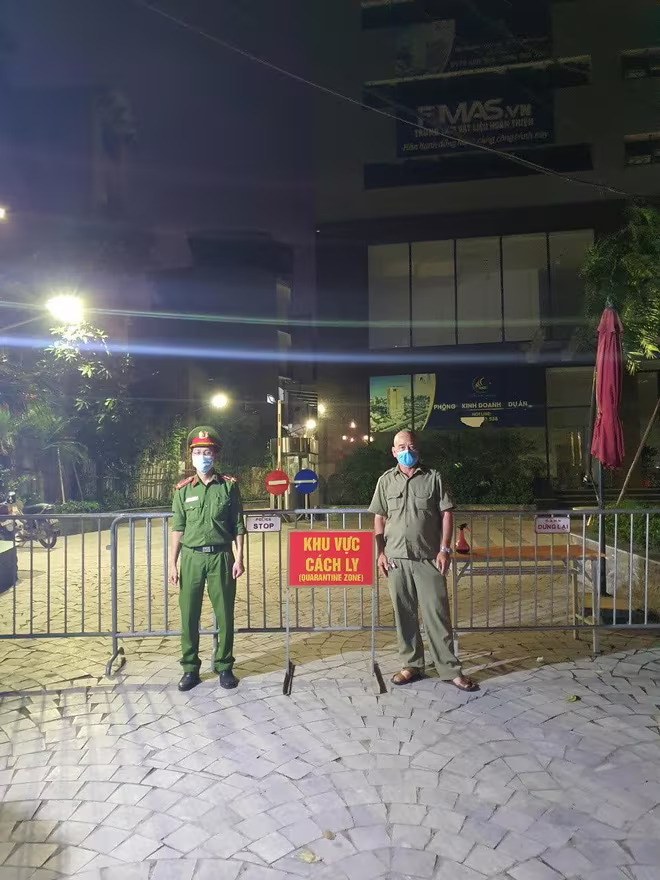 Lực lượng Công an cơ sở ứng trực xuyên đêm ngày tại các khu vực phong tỏa phòng, chống dịch bệnh Lực lượng Công an cơ sở ứng trực xuyên đêm ngày tại các khu vực phong tỏa phòng, chống dịch bệnh