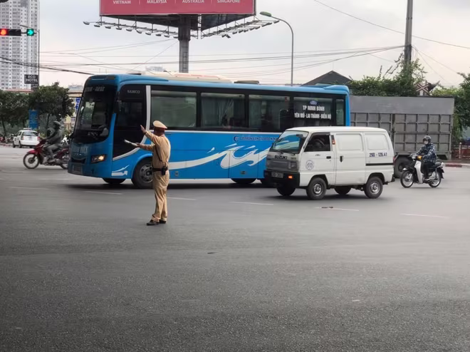 Ở cửa ngõ phía Nam, lưu lượng phương tiện tăng cao hơn. Tuy nhiên, theo Trung tá Nguyễn Anh Tuấn, Đội phó Đội CSGT số 14, tình hình giao thông thời điểm hiện tại vẫn nằm trong tầm kiểm soát của đơn vị, không có cảnh ùn tắc