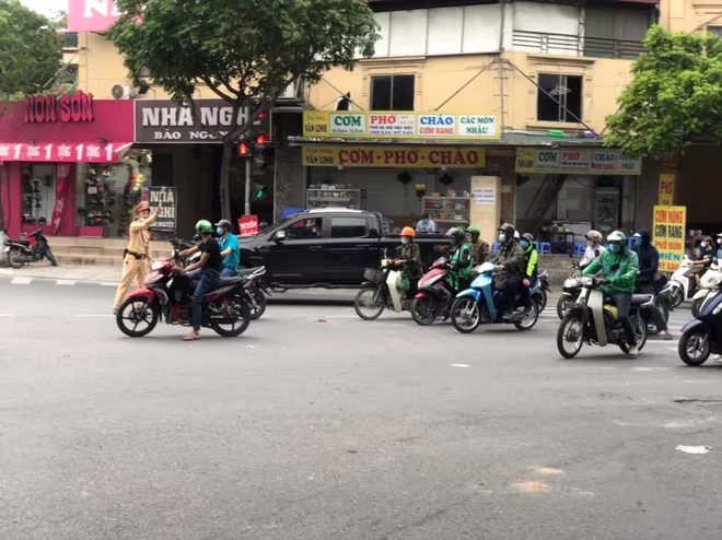 Lực lượng CSGT của Đội CSGT số 14 được bố trí tại các chốt, vị trí ngã tư lớn phân luồng cho nhân dân đi lại an toàn, thông thoáng