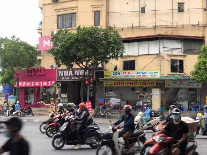 Đường xá thông thoáng trái với cảnh tượng ùn tắc ngày đầu nghỉ lễ. Theo chỉ huy Đội CSGT số 14, do người dân đã trở về Hà Nội từ ngày 2/5 nên sang đến ngày hôm nay, áp lực về giao thông đã được giảm đi rất nhiều