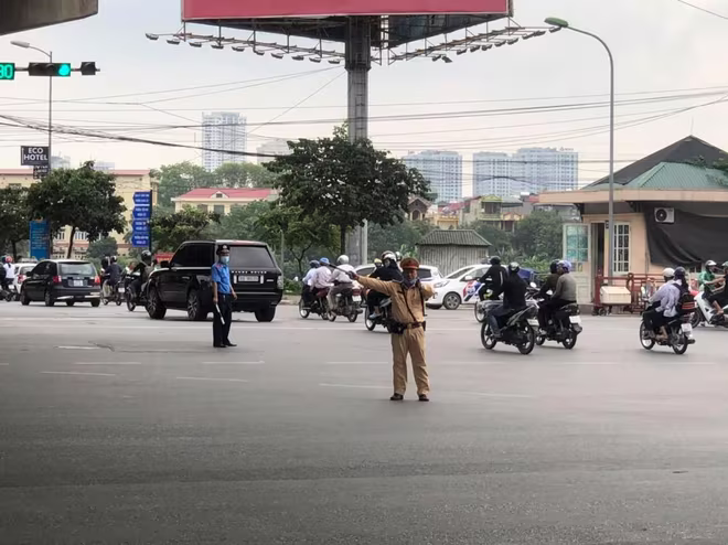 Lực lượng CSGT còn có sự hồ trợ của TTGT làm nhiệm vụ phân luồng từ xa cho phương tiện đi lại an toàn