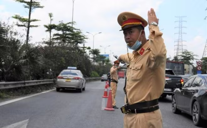 Trên các cửa ngõ ra vào Thủ đô, đầu cao tốc, Cục CSGT cũng bố trí lực lượng tăng cường phân luồng từ sớm, từ xa để chống ùn tắc, giúp cho nhân dân đi lại an toàn