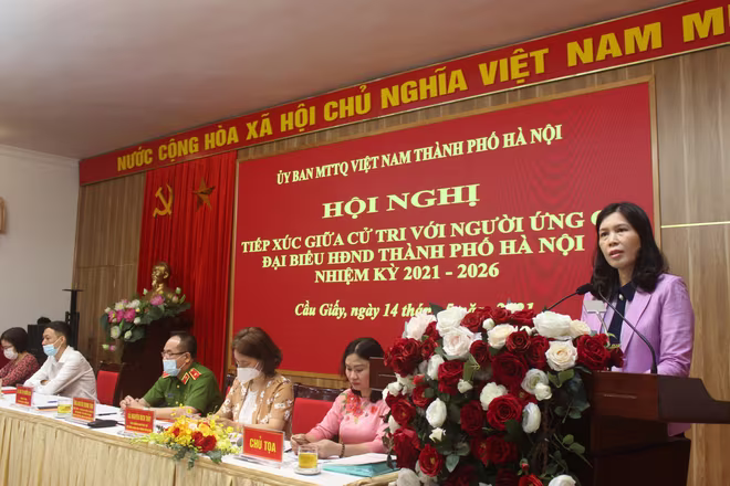 Bà Trần Thị Phương Hoa, Bí thư Quận ủy Cầu Giấy khẳng định với cử tri bản thân cũng như các ứng cử viên khác luôn phát huy tinh thần, trách nhiệm, hoàn thành xuất sắc nhiệm vụ nhân dân, cử tri giao phó Bà Trần Thị Phương Hoa, Bí thư Quận ủy Cầu Giấy khẳng định với cử tri bản thân cũng như các ứng cử viên khác luôn phát huy tinh thần, trách nhiệm, hoàn thành xuất sắc nhiệm vụ nhân dân, cử tri giao phó