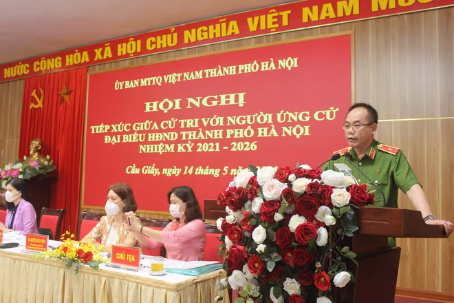 Thiếu tướng Nguyễn Thanh Tùng, Phó Giám đốc CATP Hà Nội trình bày chương trình hành động và hứa trước cử tri tại buổi tiếp xúc Thiếu tướng Nguyễn Thanh Tùng, Phó Giám đốc CATP Hà Nội trình bày chương trình hành động và hứa trước cử tri tại buổi tiếp xúc