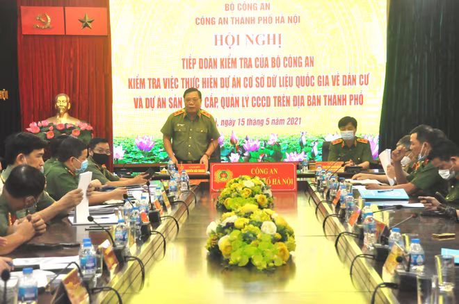 Trung tướng Nguyễn Hải Trung, Giám đốc CATP Hà Nội hứa với đồng chí Thứ trưởng CATP Hà Nội sẽ hoàn thành xuất sắc các yêu cầu nhiệm vụ đặt ra