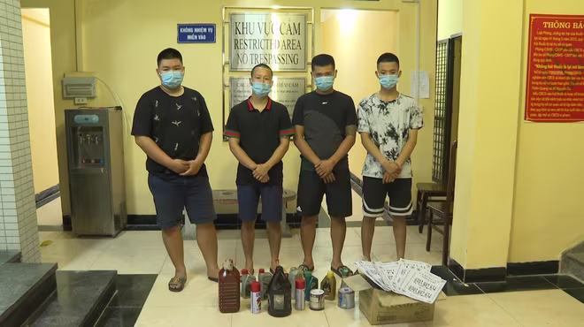 Nguyễn Quốc Phong cùng số đồng phạm chuyên hoạt động "tín dụng đen" bị Phòng CSHS bắt giữ Nguyễn Quốc Phong cùng số đồng phạm chuyên hoạt động "tín dụng đen" bị Phòng CSHS bắt giữ