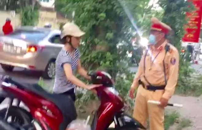 CSGT tuyên truyền nhắc nhở cũng như xử lý nghiêm những trường hợp vi phạm về phòng, chống dịch Covid-19 CSGT tuyên truyền nhắc nhở cũng như xử lý nghiêm những trường hợp vi phạm về phòng, chống dịch Covid-19