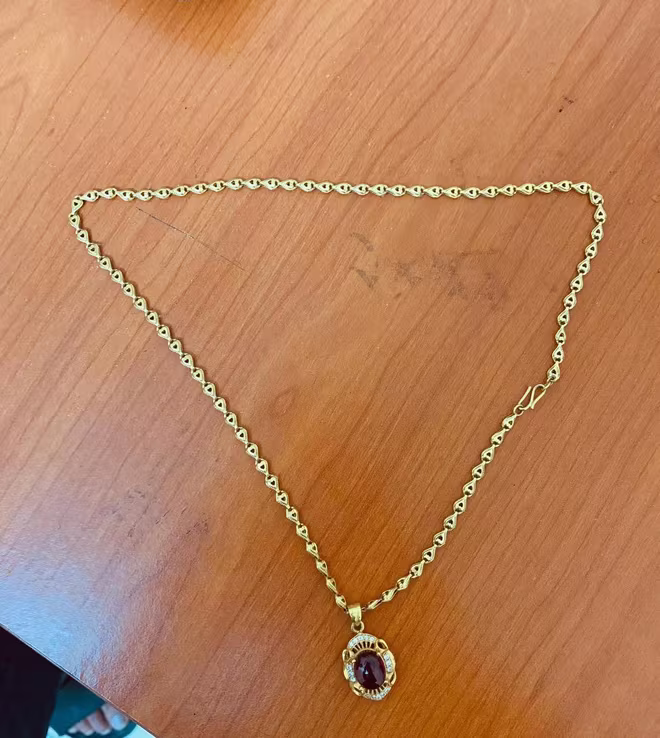 Bên cạnh xe máy, tài sản như dây chuyền vàng, túi xách, điện thoại...là những thứ mà các đối tượng cướp thường nhắm tới Bên cạnh xe máy, tài sản như dây chuyền vàng, túi xách, điện thoại...là những thứ mà các đối tượng cướp thường nhắm tới