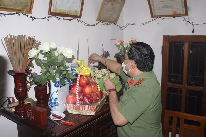 Đồng chí Giám đốc CATP Hà Nội thành kính dâng hương tri ân các Anh hùng liệt sỹ của gia đình ông Trần Văn Khung Đồng chí Giám đốc CATP Hà Nội thành kính dâng hương tri ân các Anh hùng liệt sỹ của gia đình ông Trần Văn Khung