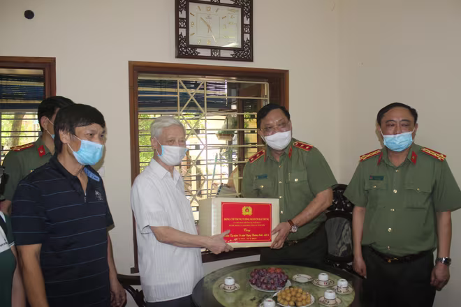 Trung tướng Nguyễn Hải Trung thăm, tặng quà gia đình liệt sỹ Lưu Văn Minh Trung tướng Nguyễn Hải Trung thăm, tặng quà gia đình liệt sỹ Lưu Văn Minh