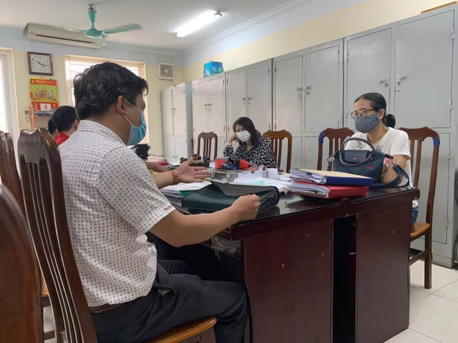 CAQ Hoàn Kiếm lập biên bản xử lý các chủ cơ sở kinh doanh vi phạm CAQ Hoàn Kiếm lập biên bản xử lý các chủ cơ sở kinh doanh vi phạm