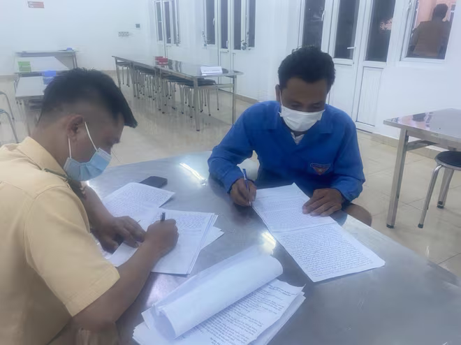 CSGT lập biên bản xử lý đối tượng vi phạm