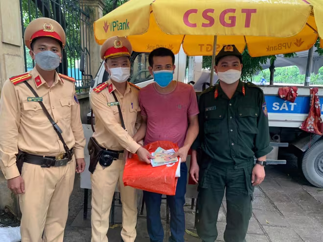 Tổ công tác mời anh Chiến đến để nhanh chóng trao lại tài sản trong niềm vui mừng của người dân Tổ công tác mời anh Chiến đến để nhanh chóng trao lại tài sản trong niềm vui mừng của người dân