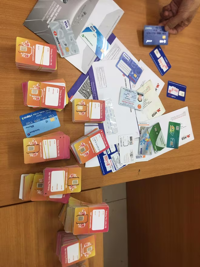 Gần 3.000 sim, thẻ có liên quan đến vụ án đã bị thu giữ Gần 3.000 sim, thẻ có liên quan đến vụ án đã bị thu giữ