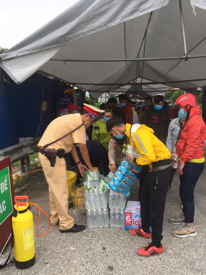 Ngoài lương thực, thực phẩm, xăng dầu, lều lán được tăng cường dựng thêm, đảm bảo an toàn, tránh mưa nắng cho người dân trong quá trình chờ xét nghiệm, làm thủ tục khai báo y tế, đón dẫn... Ngoài lương thực, thực phẩm, xăng dầu, lều lán được tăng cường dựng thêm, đảm bảo an toàn, tránh mưa nắng cho người dân trong quá trình chờ xét nghiệm, làm thủ tục khai báo y tế, đón dẫn...