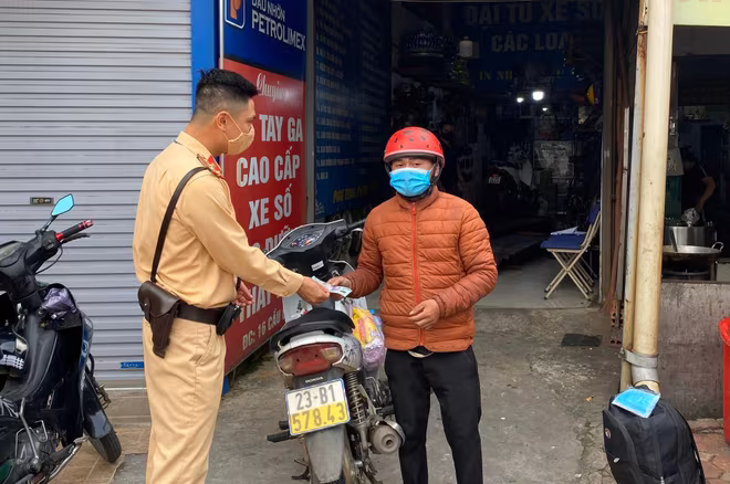 CSGT giúp đỡ nam thanh niên lạc đường về quê CSGT giúp đỡ nam thanh niên lạc đường về quê