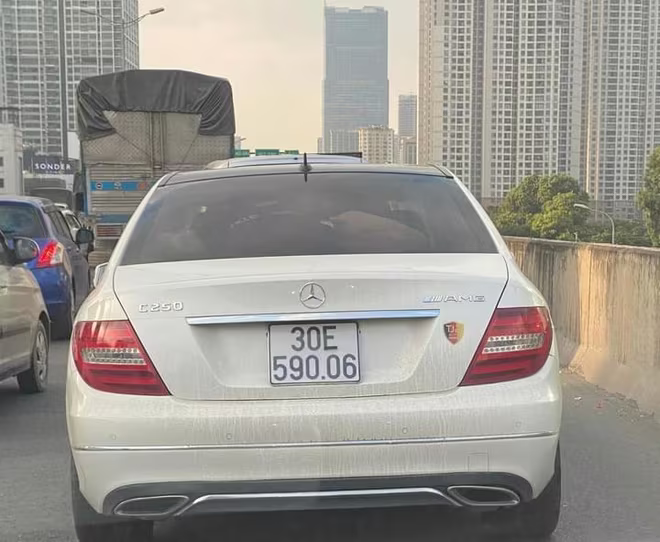 Còn chiếc xe này lại " hô biến" biển từ 30F thành 30E Còn chiếc xe này lại " hô biến" biển từ 30F thành 30E