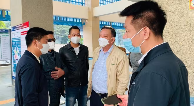 Đại tá Dương Đức Hải, Trưởng Phòng Cảnh sát giao thông, CATP Hà Nội (ngoài cùng bên trái) và các đơn vị tham gia khảo sát, đánh giá toàn diện công tác đảm bảo ATGT, ANTT liên quan đến đường sắt Cát Linh - Hà Đông Đại tá Dương Đức Hải, Trưởng Phòng Cảnh sát giao thông, CATP Hà Nội (ngoài cùng bên trái) và các đơn vị tham gia khảo sát, đánh giá toàn diện công tác đảm bảo ATGT, ANTT liên quan đến đường sắt Cát Linh - Hà Đông