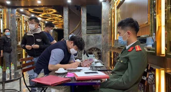 Lực lượng Công an quận Cầu Giấy lập biên bản xử lý nghiêm những trường hợp vi phạm Lực lượng Công an quận Cầu Giấy lập biên bản xử lý nghiêm những trường hợp vi phạm